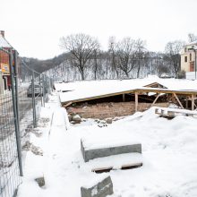 Dėl atkastų rūsių skilinėja viešbučio sienos?