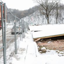 Dėl atkastų rūsių skilinėja viešbučio sienos?