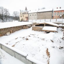 Dėl atkastų rūsių skilinėja viešbučio sienos?