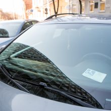 Cinizmas: net prabangių automobilių vairuotojai apsimeta neįgaliaisiais?