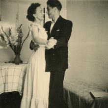 Prisiminimui: jaunavedžiai Lukšos su Ugne, Petru ir Veronika Karveliais vestuvių dieną – 1950 m. liepos 23-iąją.