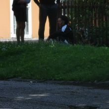 Vaizdo įrašas iš Purienų gatvės: pareigūnai gaivino žudytis bandžiusį vyrą