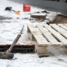 Kaune iškritęs sniegas darbų nestabdo: kelininkai ne tik valo gatves, bet jas toliau tvarko