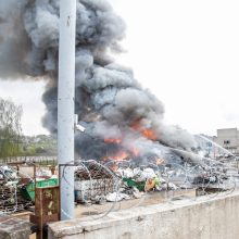 Kauno Petrašiūnų mikrorajono metalo laužyne kilo didelis gaisras, užsiliepsnojo metalo laužo krūva.