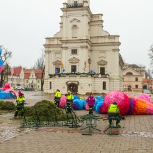 Jau išmontuojama kosminė Kauno eglė: dekoracijos pavirs į skulptūrą ar šviestuvus?