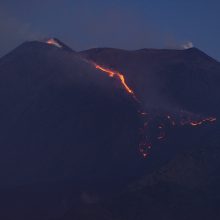 Sicilijoje išsiveržus Etnos ugnikalniui uždaryti du oro uostai