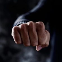 Konflikto malšinti atvykusiai pareigūnei – smūgis į veidą