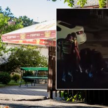 Vaizdo įrašas iš Purienų gatvės: pareigūnai gaivino žudytis bandžiusį vyrą