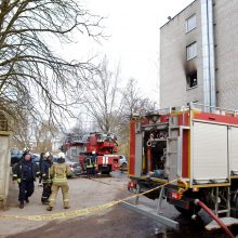 Aliarmas Aleksoto daugiabutyje: užsidegė butas, iš jo išvesti keturi vaikai