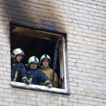 Aliarmas Aleksoto daugiabutyje: užsidegė butas, iš jo išvesti keturi vaikai