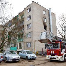 Aliarmas Aleksoto daugiabutyje: užsidegė butas, iš jo išvesti keturi vaikai