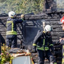 Aliarmas pakaunėje: Girininkuose atvira liepsna degė namas, yra nukentėjusiųjų 