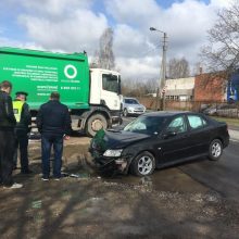 Būna ir taip: avarija įvyko, nes vairuotojai saulė užstojo šiukšliavežį