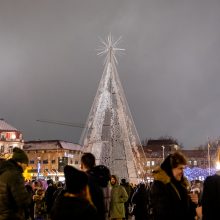 Vilniečiai nepaisė prašymo eglės įžiebimą stebėti namuose: minios suplūdo į Katedros aikštę