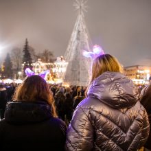 Vilniečiai nepaisė prašymo eglės įžiebimą stebėti namuose: minios suplūdo į Katedros aikštę