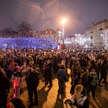 Vilniečiai nepaisė prašymo eglės įžiebimą stebėti namuose: minios suplūdo į Katedros aikštę