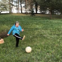 Dauno sindromą turinti Karolina laužo standartus