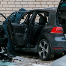 Nakties sprogimas Šančiuose: nukentėjo po daugiabučio langais stovėjęs moters „VW Golf“ 