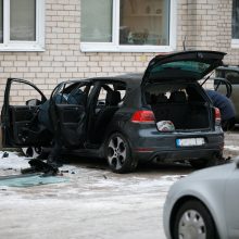 Nakties sprogimas Šančiuose: nukentėjo po daugiabučio langais stovėjęs moters „VW Golf“ 