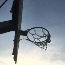 Progimnazijos stadione – krepšinio lankas su spyna