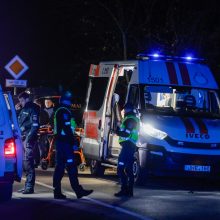 Siaubas: automobilis pervažiavo ir mirtinai sužalojo ant kelio gulėjusią moterį