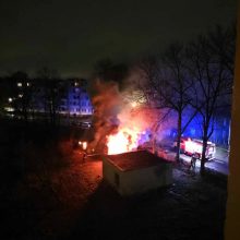 Naktį Kaune degė medinukas – ugniagesius pasitiko atvira liepsna