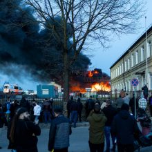 Dalis vilniečių negavo perspėjimo apie didžiulį gaisrą: ministrė sako, kad reikės tai išsiaiškinti