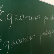 Dešimtokai laukė koridoriuose: matematikos patikrinimas vėlavo, apie tai nežinojo net mokytojai