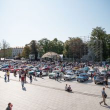 Iš Vilniaus išlydėti istoriniai Baltijos kelią menantys automobiliai