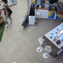 Vyrui neišlaikė nervai: parduotuvės ekspozicijoje buvusį kompiuterį sviedė ant grindų
