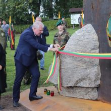 Atidengė: juostelę perkirpo KAM ministras dr. A.Anušauskas ir J.Lukšos dukterėčia D.Lukšaitė. 