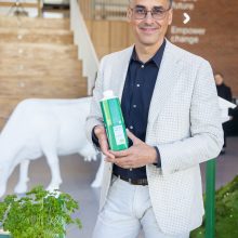 Tvaresnių produktų pristatyme – dėmesys žemės ūkiui: atidarė instaliaciją „Karvė be dėmės“