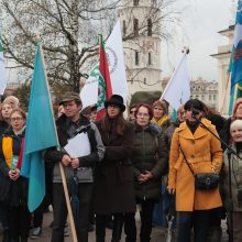 Jungtis prie Kauno nenorintys rajono gyventojai ministrei įteikė parašus ir spurgų 