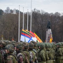 Vilniuje kariniu paradu paminėtos 101-osios kariuomenės metinės