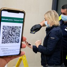Dėl galimybių paso – nesibaigiančios rietenos: vieni pyksta, kiti beda pirštu į antivakserius