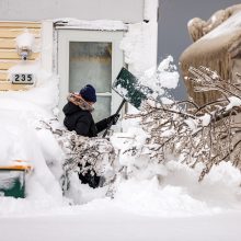 Šventines nuotaikas toliau jaukia žiemos stichijos: kai kur situaciją lygina su karo zona