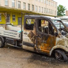 Naktį Kauno ugniagesiai skubėjo gesinti pleškančių automobilių 