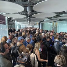 JK oro uostuose buvo kilęs chaosas: dėl trikdžių žmonės laukė valandų valandas