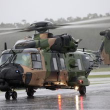 Po Australijos karinio sraigtasparnio katastrofos dingo keturi įgulos nariai, rastos nuolaužos