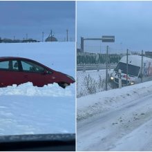 Žiemos išbandymus atlaiko ne visi vairuotojai – vienas po kito lekia nuo kelio