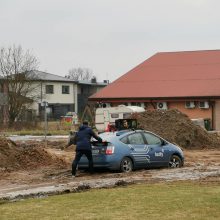 Pavežėjas pas klientus nespėjo: užklimpo gilioje purvo duobėje