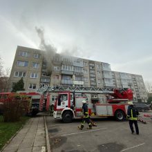 Partizanų gatvės daugiabutyje kilo gaisras: į medikų rankas atiduota buto šeimininkė