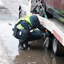 Per sniegą – su vasarinėmis padangomis ir be vairuotojo pažymėjimo