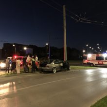 Kaune – ir vėl stiprus BMW smūgis į stulpą: vairuotojas girtas, yra sužalotų