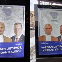 Vandalams užkliuvo politinis plakatas: išpaišė nešvankiais ženklais ir necenzūriniais žodžiais