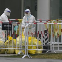 Kinijoje dėl COVID-19 protrūkio skelbiamas karantinas 17 mln. gyventojų turinčiame mieste