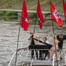 Neries krantinėse Vilniuje – tūkstančiai vėliavų ir „Tautiška giesmė“