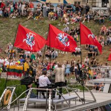 Neries krantinėse Vilniuje – tūkstančiai vėliavų ir „Tautiška giesmė“