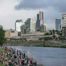 Neries krantinėse Vilniuje – tūkstančiai vėliavų ir „Tautiška giesmė“