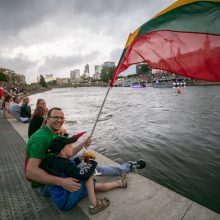 Neries krantinėse Vilniuje – tūkstančiai vėliavų ir „Tautiška giesmė“